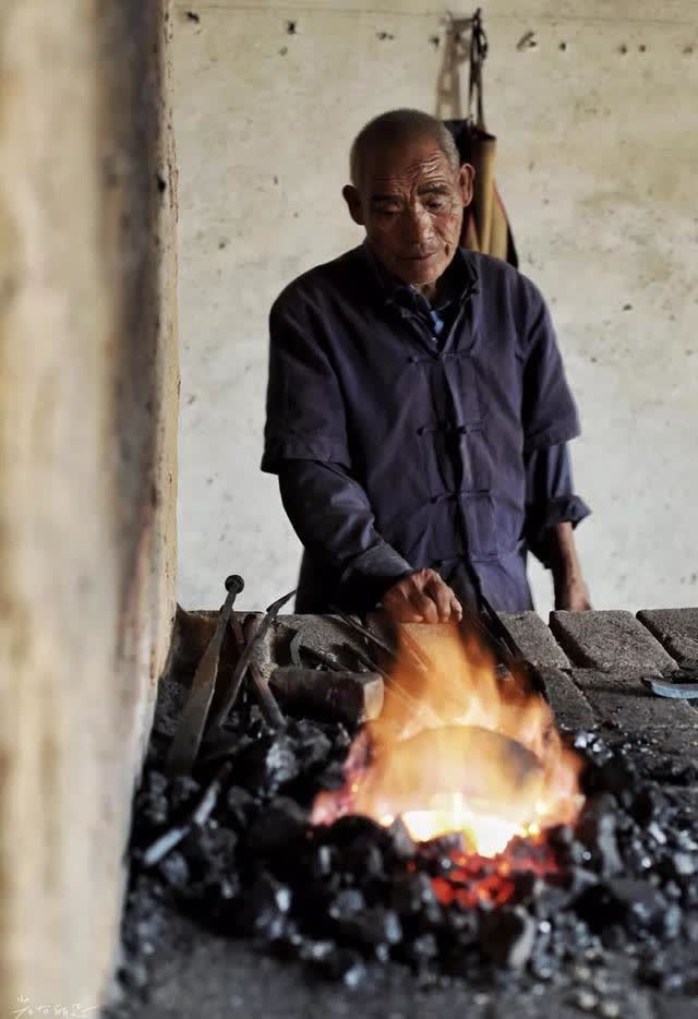 铁花|看过打铁花么？一场铁与火的演绎，带你穿越千年煤铁历史