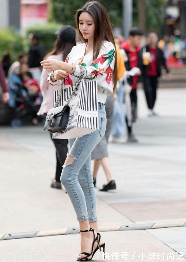 小姐姐|街拍:时尚姐妹花,牛仔裤与连衣裙各显风姿,时尚又显清纯气质