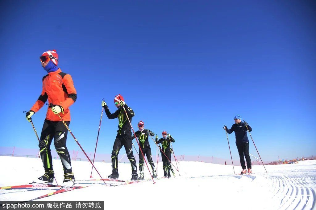 雪场|北京雪场陆续开门迎客，有些班车接送，还能免费教滑雪！