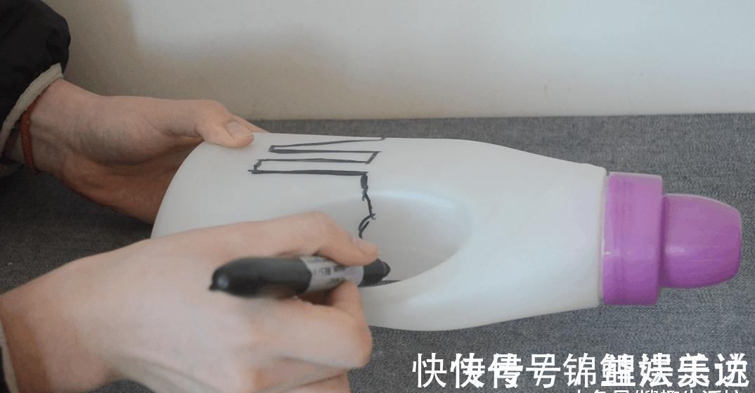 家家户户|洗衣液瓶子别扔了, 简单剪几刀, 放在厨房这样用, 人人见了都夸好