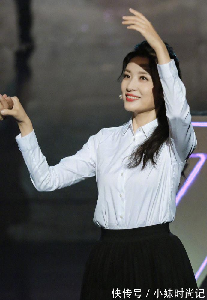 黑衬衫|52岁周涛状态太能打,白衬衫配黑纱裙优雅甜美,比年轻女孩还迷人