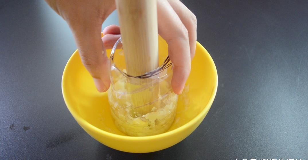 擀饺子皮|擀面杖上套一个塑料瓶, 放在厨房太实用了, 解决了很多人的烦恼