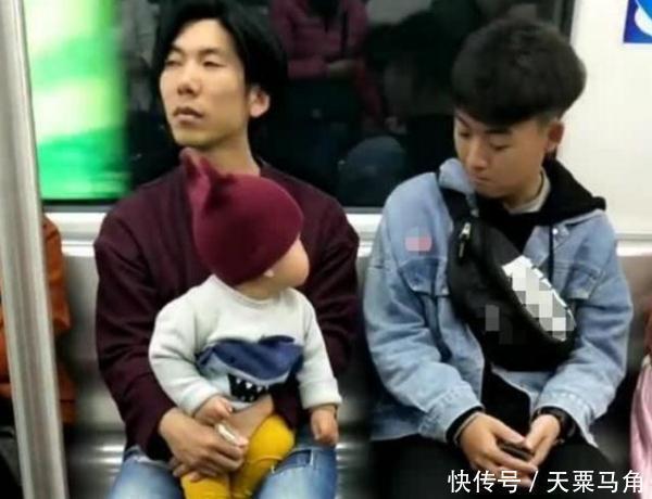 哥哥|“痴情宝宝”地铁上撩小哥哥火了，奶爸看啥呢亲爹在这呢！