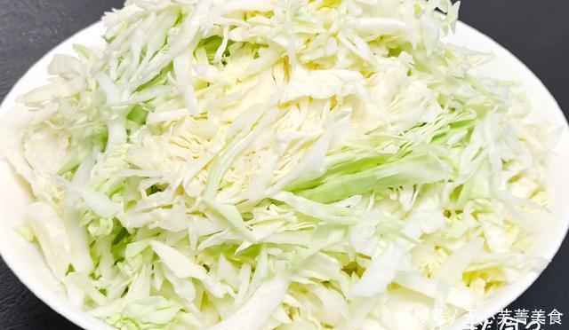 酸爽|不放肉,素炒包菜一样香,酸爽开胃、又下饭,10分钟就能炒1大盘