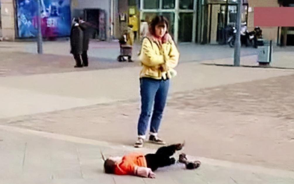 孩子|“倔强母子”走红,大街上相隔3米僵持不下,谁都不服谁