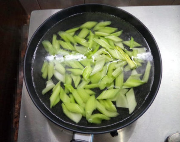 马齿苋|七旬老人吃了盘长寿菜,引发肾病,3种蔬菜自带毒素,吃前应注意