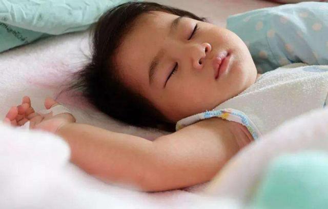 青春期|不想女儿脸变“O”,一定要纠正3个坏习惯,还女儿巴掌小脸