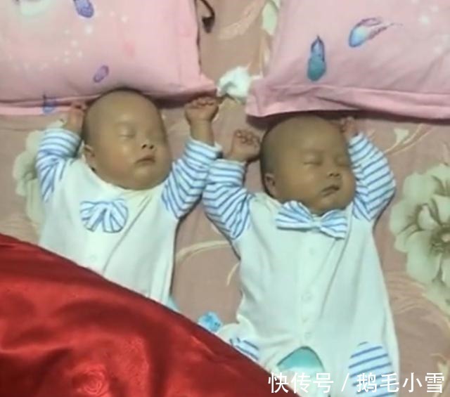 儿子|爸爸带双胞胎儿子睡觉,父子三人姿势神同步,网友亲生的没跑了