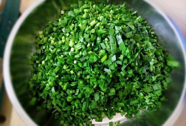  失败|老妈教我做韭菜盒子，不发面不揉面，只需这样做，皮薄酥脆零失败