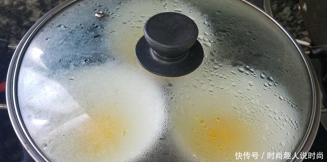 天气炎热,试试这道水煮荷包蛋,不用油也能做,好吃好看又清淡