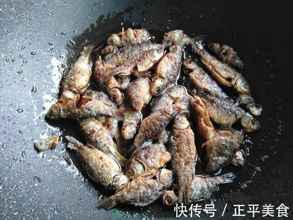 鱼腥的“克星”是它,不是葱和姜,做鱼时加一点,鱼肉鲜嫩无腥味