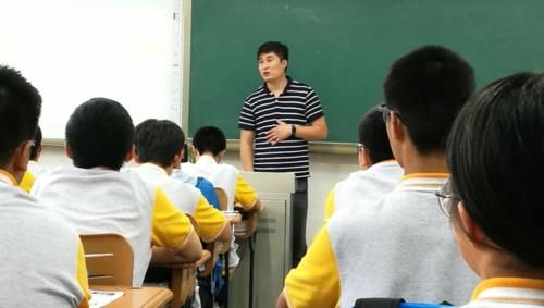 “佛系教师”随缘教学，引起家长不满，老师反笑：这不怪我