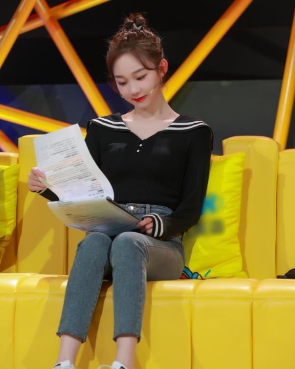 李子璇的“綠茶坐”火了, 看她雙腿怎么放, 賊顯腿長