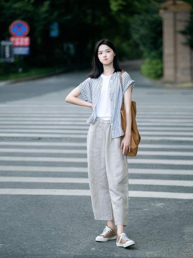 休闲|休闲慵懒风怎么搭?条纹衬衫+棉麻长裤简约洋气,气质又优雅