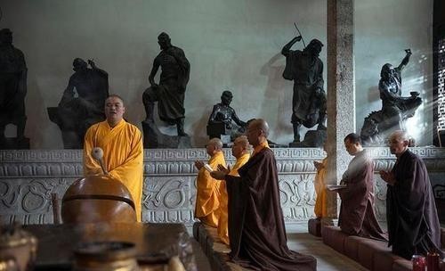 发现|清朝奇案:书生发现和尚囚禁妇女,被抓后差点做了活佛烧死!