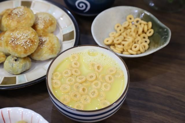 七点钟做好小学生的早餐,营养齐全味道好,邻居:还缺孩子吗?