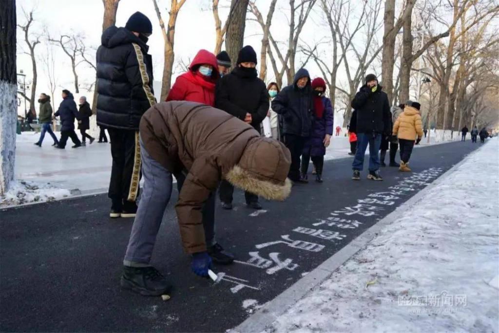  书法|冰城72岁老人用雪块在地砖上秀书法