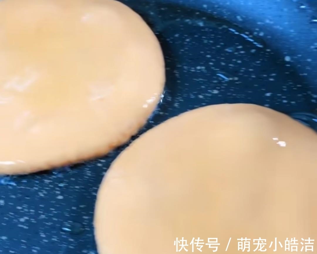 红薯做的小糖饼，柔软好吃，孩子吃不够