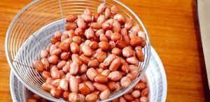 花生米不用水煮，撒点盐泡一下，比油炸得更好吃，咸香酥脆