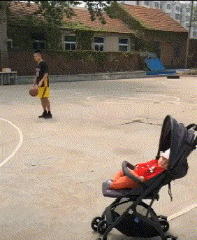 |搞笑GIF:男人带娃,只要孩子不哭不闹就能做自己的事情