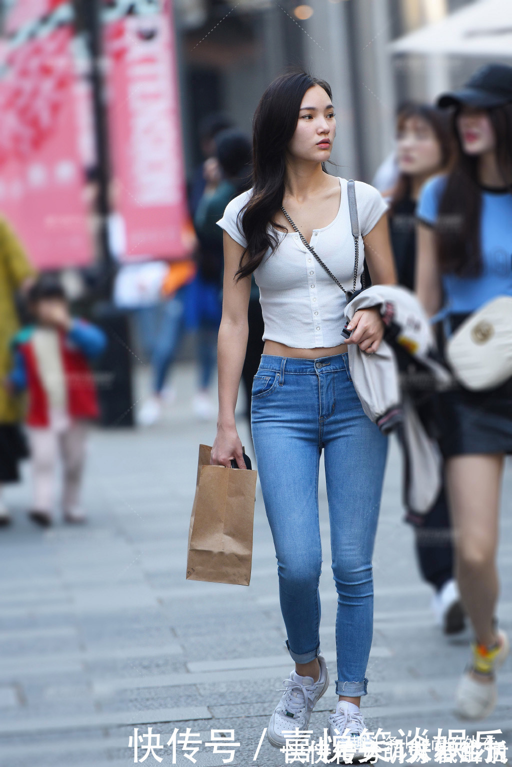 牛仔裤|气质女生对牛仔裤热情不减，选择个性穿搭，造型靓丽依然