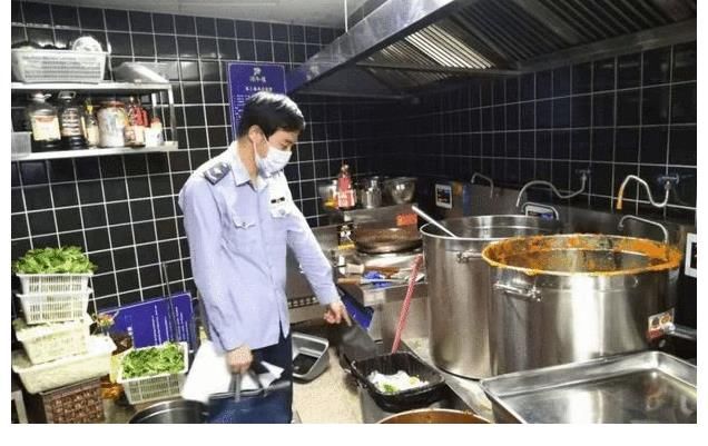 自助餐厅|杜海涛吴昕火锅店被投诉汤菜内有苍蝇，卫生情况堪忧，遭责令停业