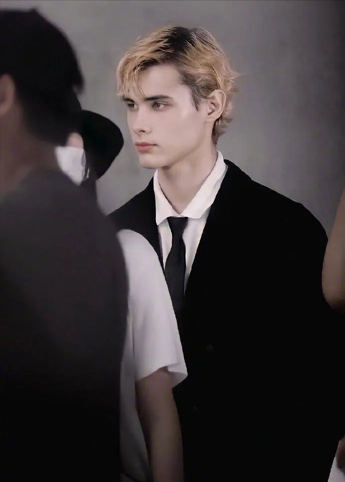 偶像练习生|选秀决赛圈最快乐的人就是利路修了!别人通宵训练他上班25分钟