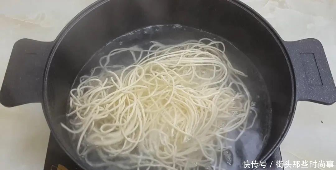 我家面条就爱这么吃,筷子一搅,做出创意凉拌面,比凉皮劲道好吃