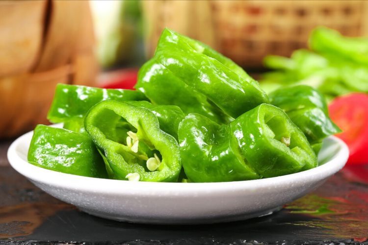 青椒炒鸡蛋,先炒青椒还是鸡蛋?用对方法,青椒脆嫩鸡蛋爽滑