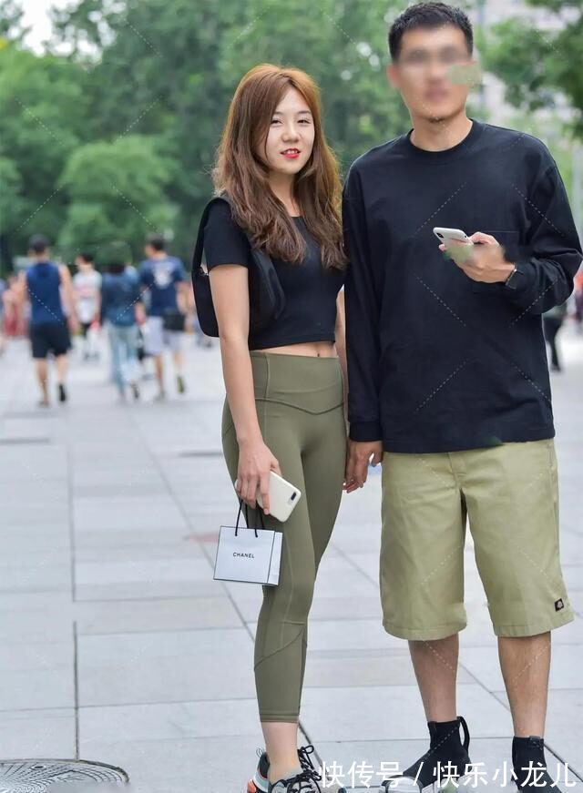 对比色 清新活泼的鲨鱼裤装扮不乏气质感,穿出时尚个性与风格,休闲百搭