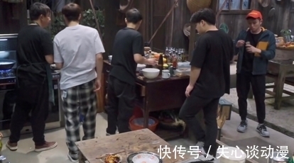 张子枫|蘑菇屋嘉宾吃饭太拥挤，张子枫下意识的高级素养，是装不出来的