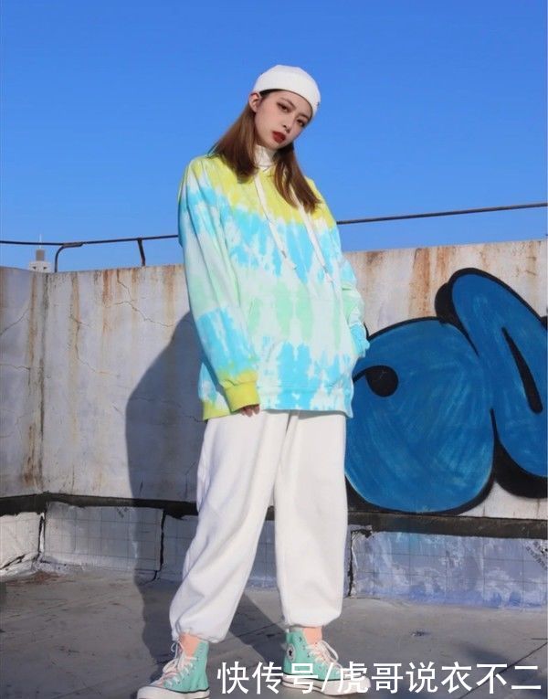 春季穿搭小妙招：颜值不够，“亮色鞋子”来凑