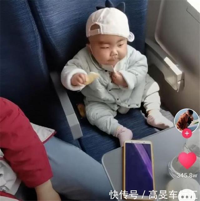 戴口罩|“最惜命宝宝”高铁上吃饼干火了,熟练的操作背后是无尽的心酸