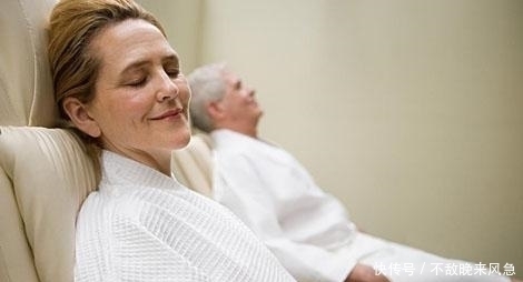 长寿|睡不好难长寿，失眠的老年人睡前常做1件事，缓解焦虑助睡眠