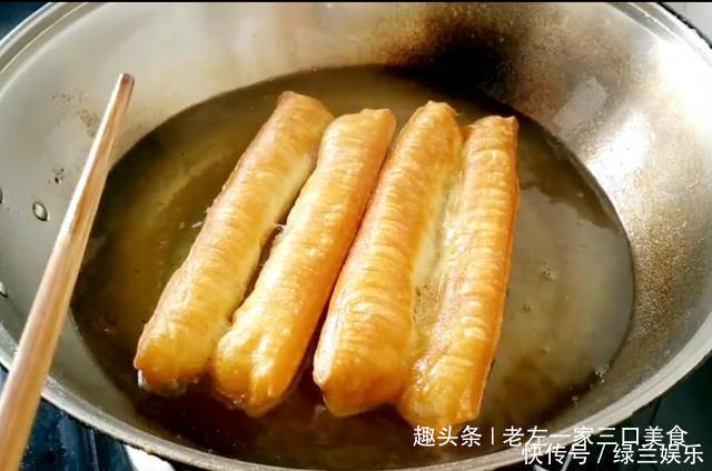 炸油条,传统老配方不用鸡蛋不用酵母,让您找回小时候的味道