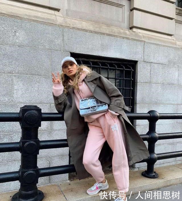 高跟鞋 阔腿裤终于失宠了,现在流行的是“慢跑裤”,舒适显瘦还特别减龄!