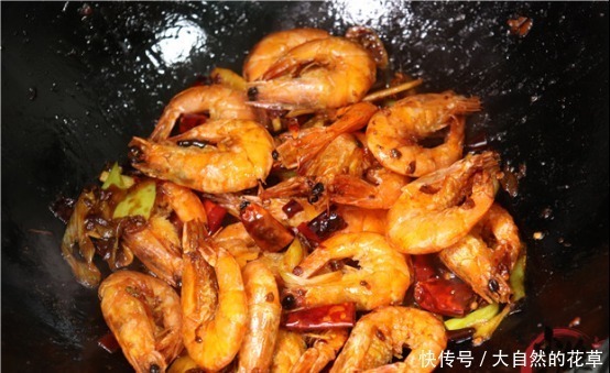 大虾别只会水煮，教你最好吃做法，香辣无腥味，满满一大锅不够吃