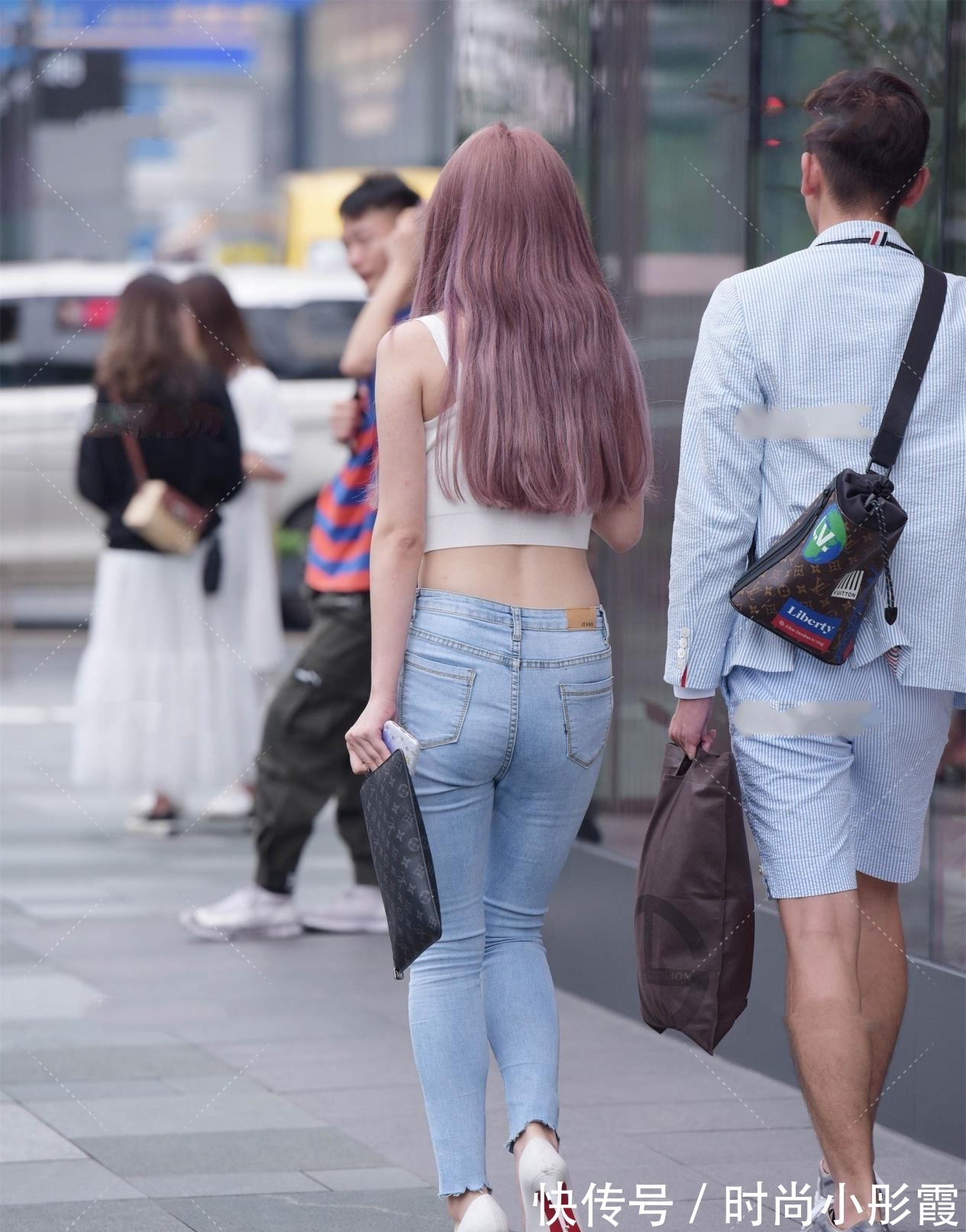 高跟鞋 白蓝搭配的衣服，不仅看起来清爽，而且还很减龄