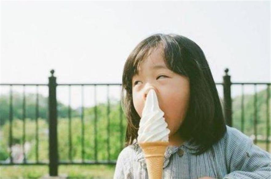 妈妈|妈妈提醒娃穿雨衣下台阶要提一下,随后萌娃的举动,让人笑翻了