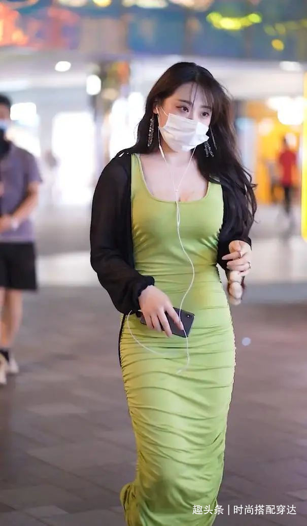 黑色小外套搭配U领裙,穿出“梨形身材”永不过时