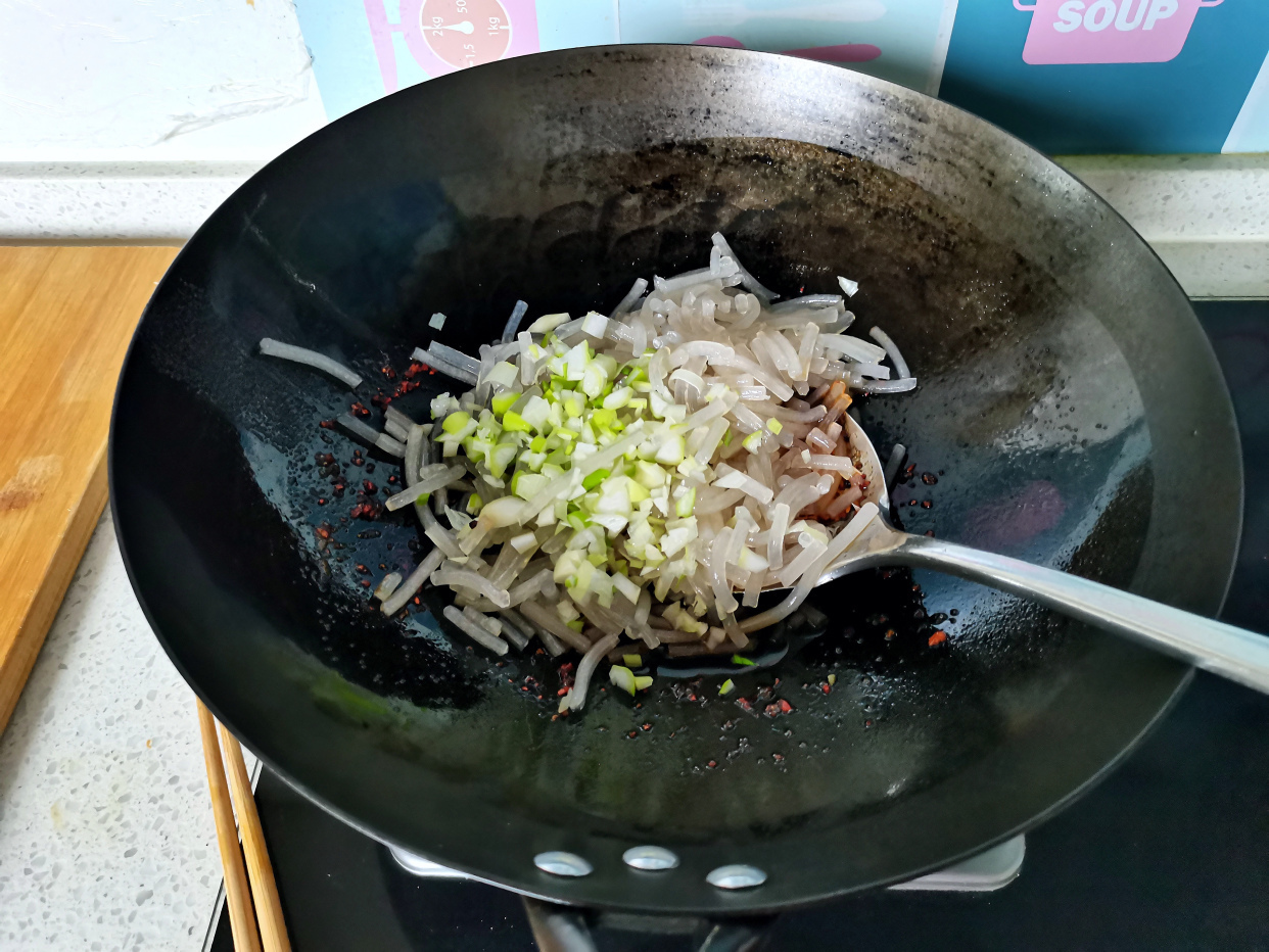 用这绿叶蔬菜包包子，还是第一次吃，味道鲜美，吃一次还想吃