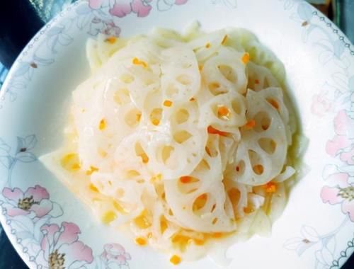 莲藕一下锅炒就发黑？大厨教我1个妙招，藕片白净爽脆超好吃