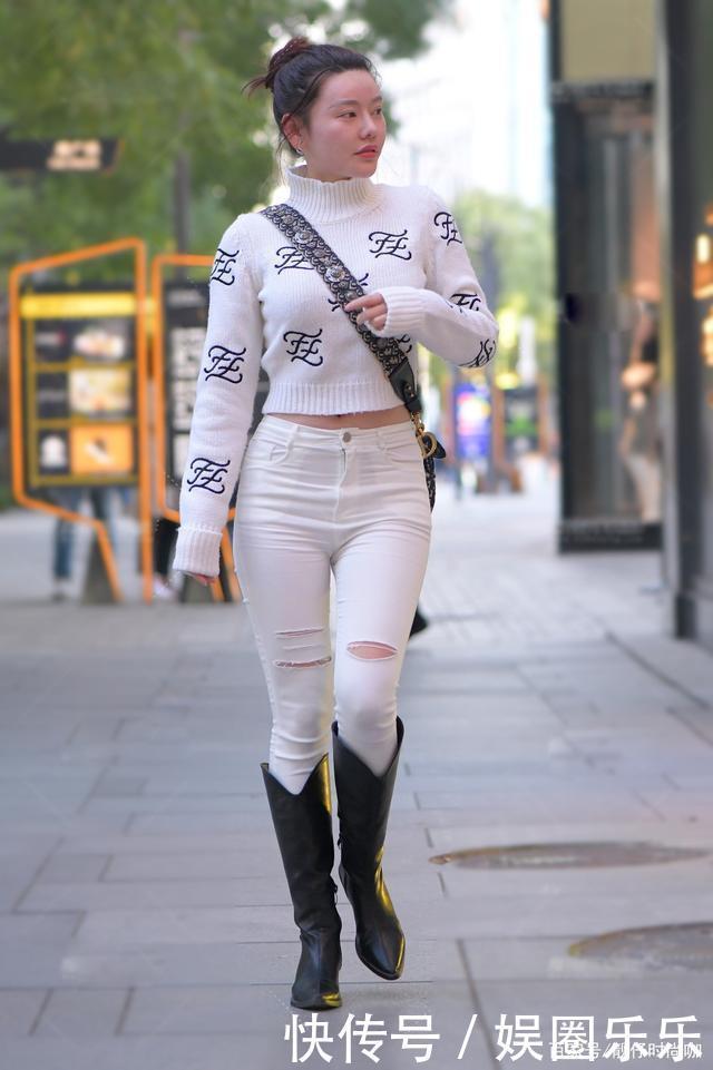 白色毛衣搭配黑色长筒靴,穿起来舒适保暖,高级洋气!