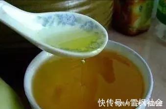 把它倒在花盆里,君子兰疯长如野草,一次能开30多