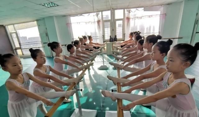 兴趣|儿童在4岁前不能接触这2个兴趣班,会影响身体发育,家长要了解