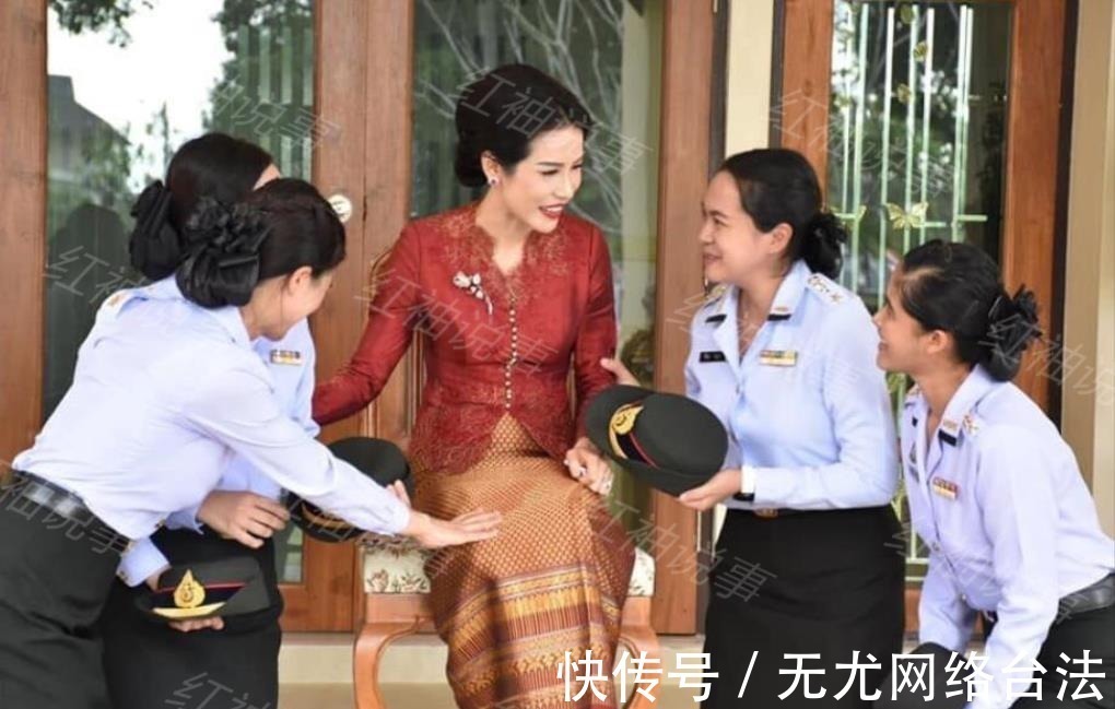 宫心计&36岁诗妮娜荣归故里!参加家庭聚会坐C位,接受亲戚们匍匐跪拜