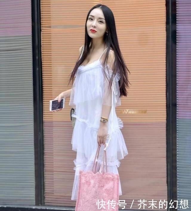 街拍:长相甜美个性的美女,走心不尴尬,好看又时尚非常会穿搭!