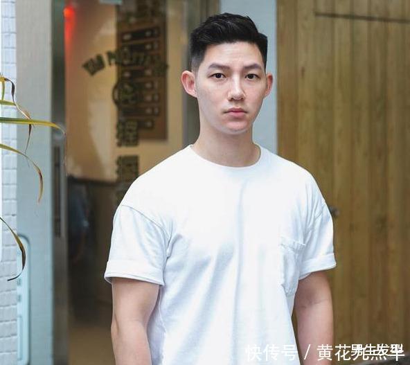 男生“两边剃光，中间留长”的发型，这4款很帅气，不要剪错了