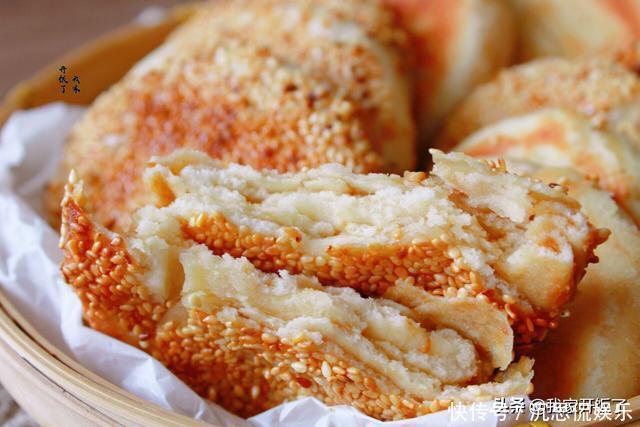 烧饼|酥到掉渣的烧饼,平底锅就能做,每次一斤面,咸香酥脆,出锅必光