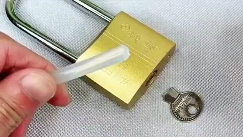 钥匙一不小心拧断了,怎么从锁孔里拿出来,这个方法很实用
